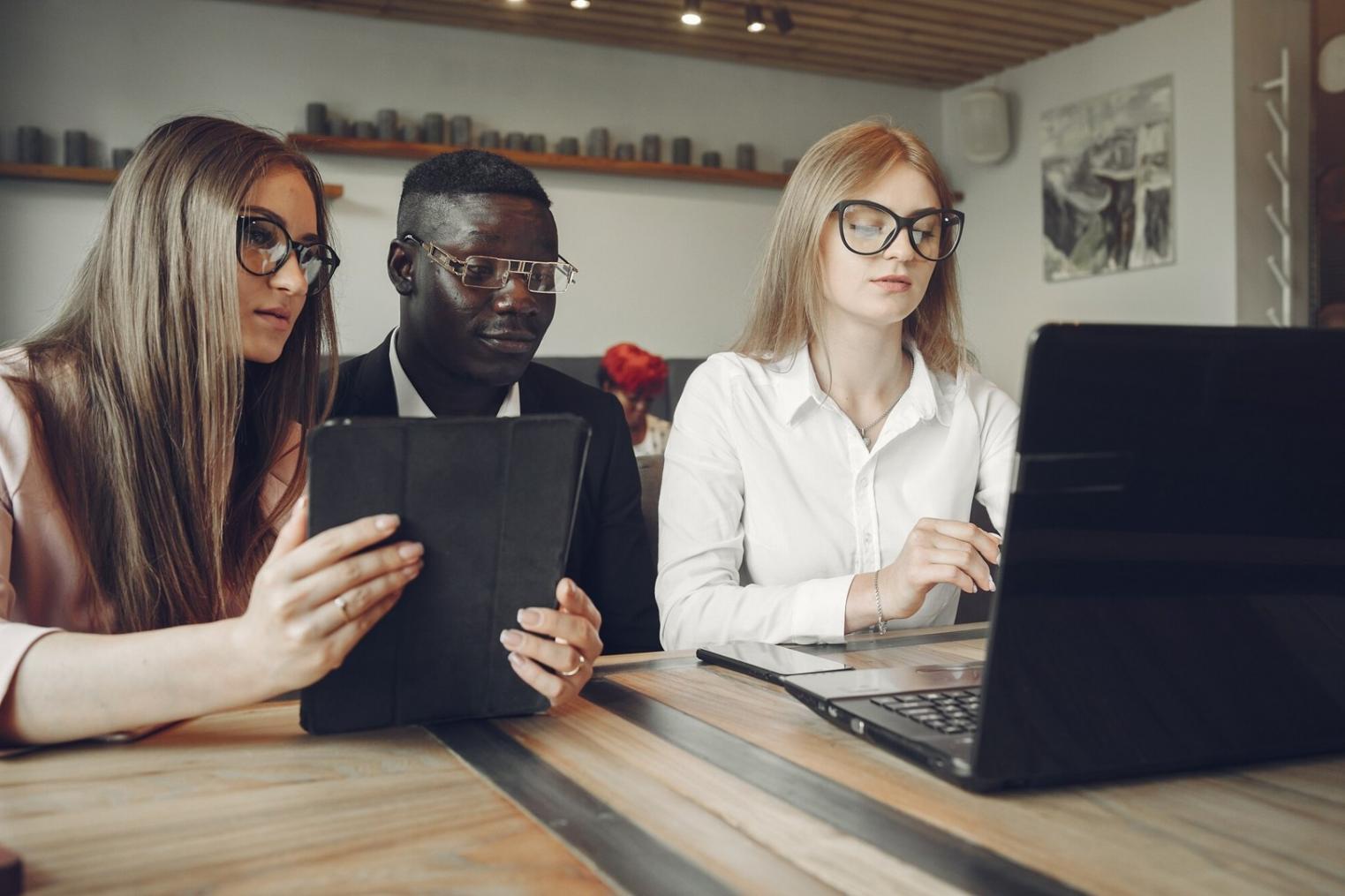 Session de travail en groupe sur des cas pratiques de gestion financière