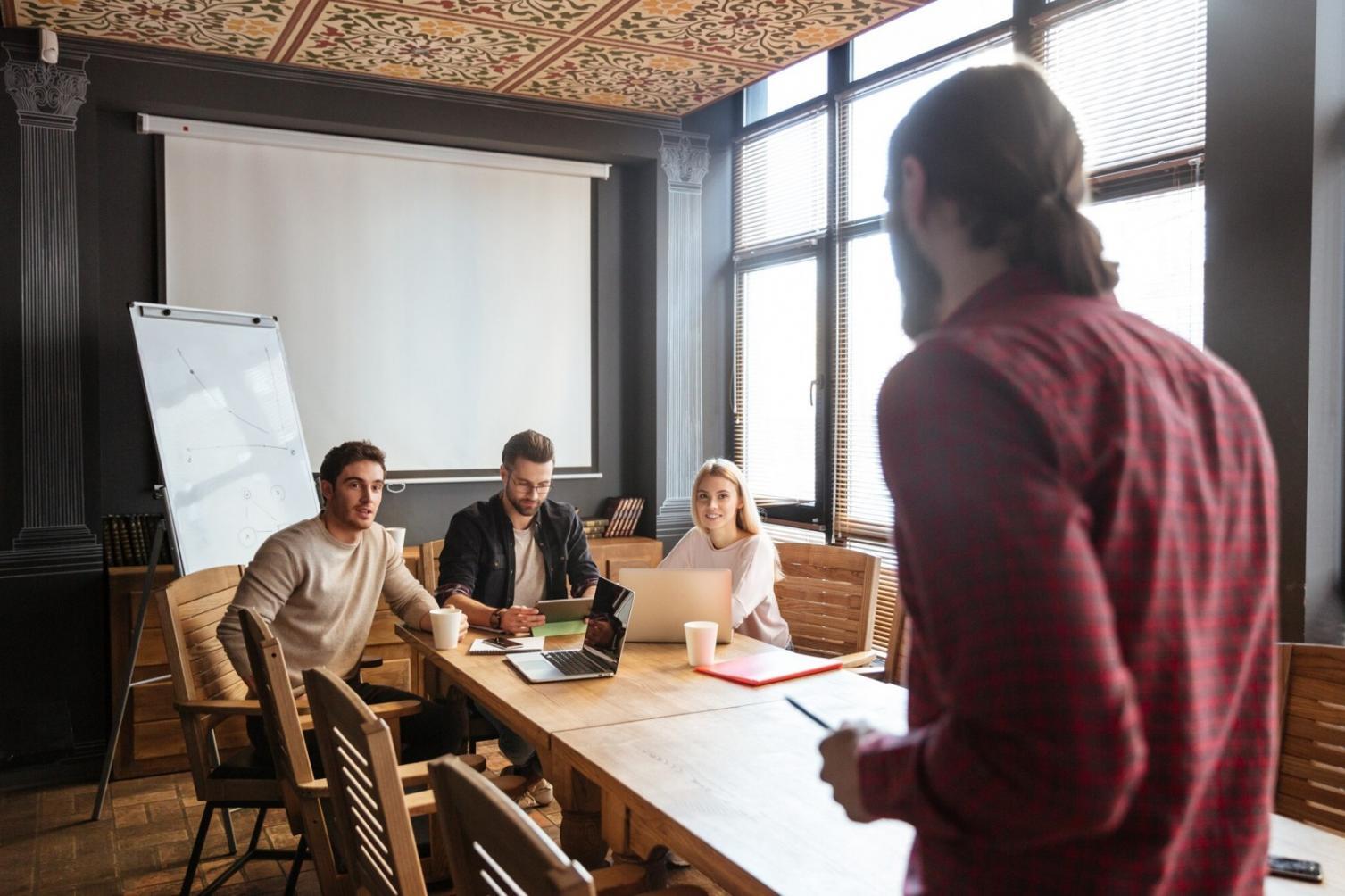 Vue d'ensemble d'un espace de travail avec des outils de planification financière et des calculatrices
