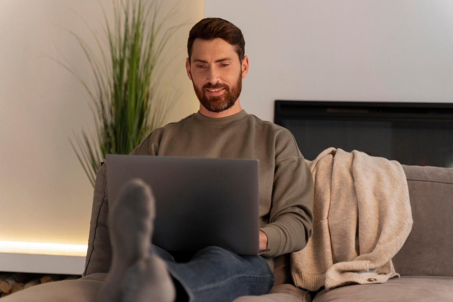 Espace de travail avec documents financiers et ordinateur portable pour symboliser l'accompagnement personnalisé en éducation financière