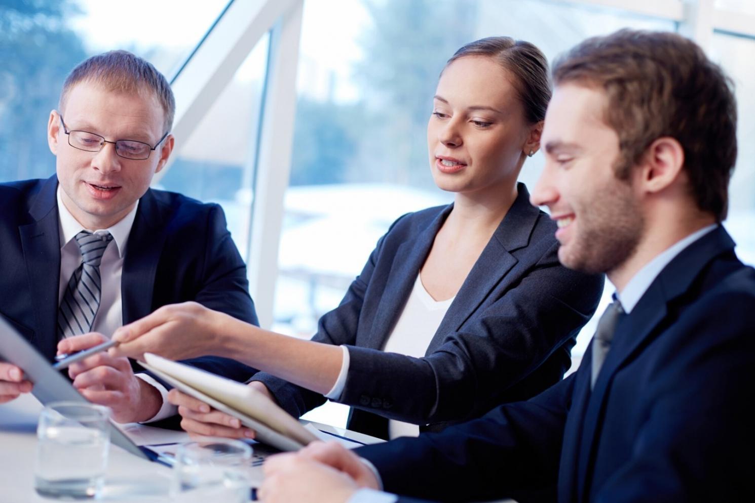 Une personne organisant ses finances personnelles sur un bureau avec des documents et un ordinateur